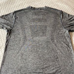 Men’s Lululemon performance tee. barely worn